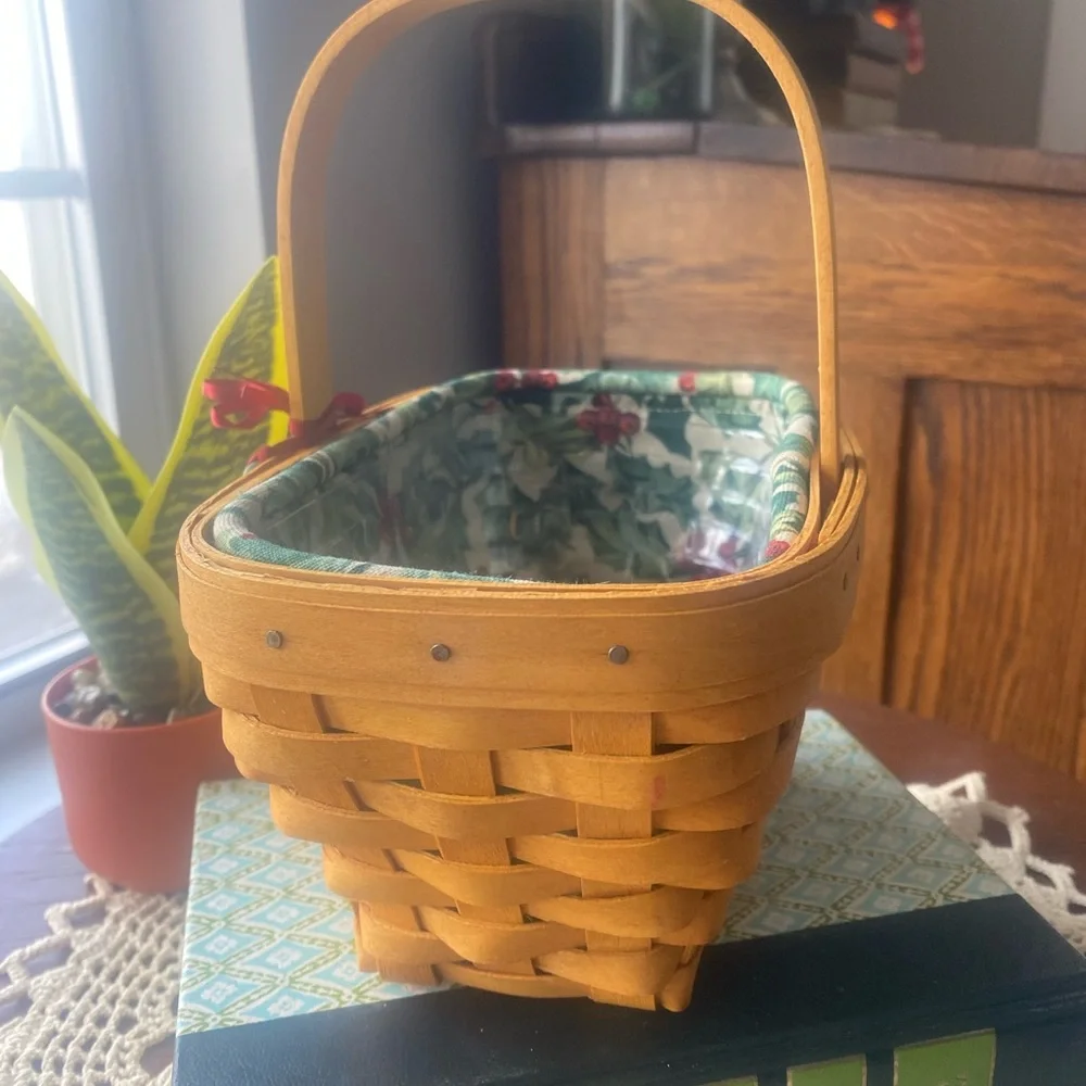 Longaberger 2002 Festive Holiday Christmas Woven Basket with Red Accents